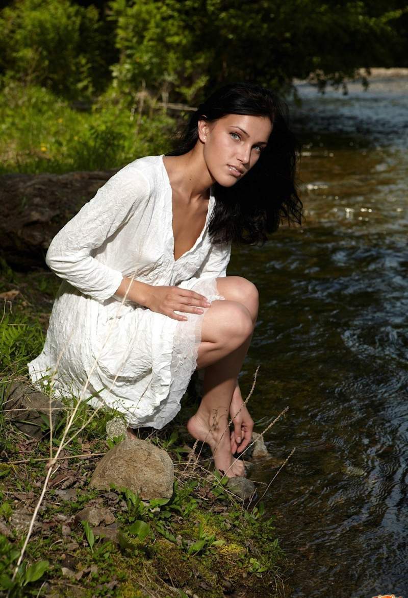 Нагая деревенская красивая женщина купается в речке ✅ Фото