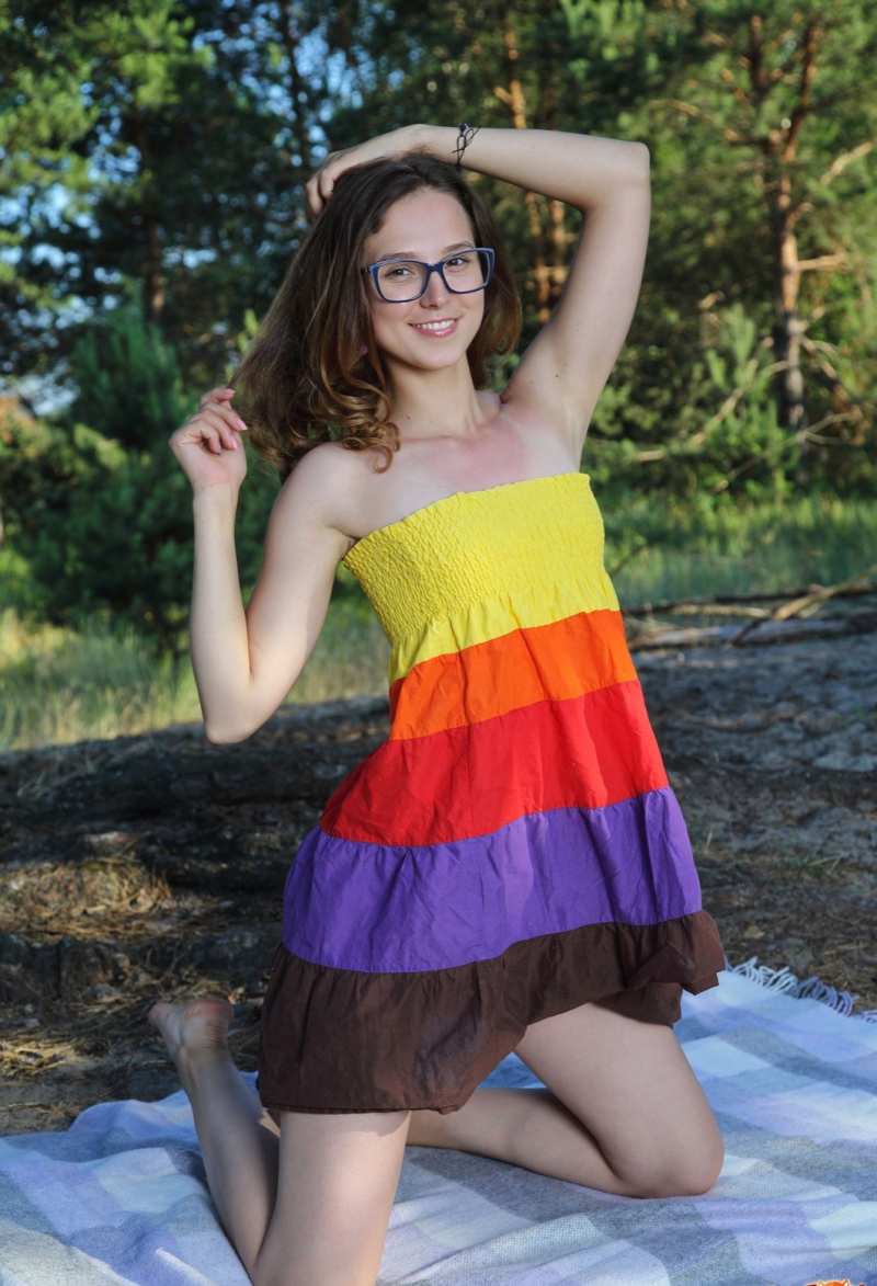 Фото 💥 Молодая милашка в очках снимает платье в лесу