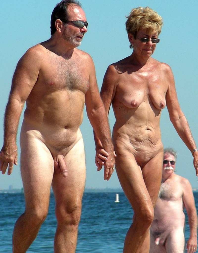 Пожилые на нудистском пляже